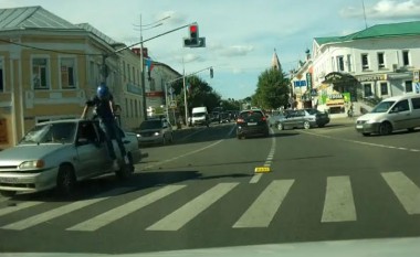 Ngasësi i motoçikletës përfundoi në tavanin e një taksie (Video)