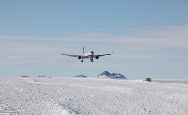 Tani avionët mund të zbresin edhe në akull (Foto/Video)