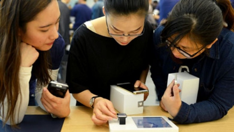 Tek Apple, dominojnë meshkujt dhe të bardhët