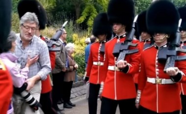 Tentoi të fotografonte Gardën e Mbretëreshës, ja çfarë e gjeti! (Video)