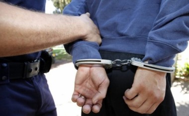 Tentuan t’i korruptonin policët kufitar me nga 5 e 10 euro, arrestohen dy boshnjakë