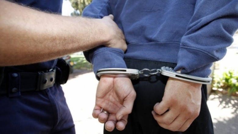 Tentuan t’i korruptonin policët kufitar me nga 5 e 10 euro, arrestohen dy boshnjakë