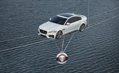 Jaguar lanson modelin e ri XF duke e vozitur në kabllo çeliku mbi lumë (Video)