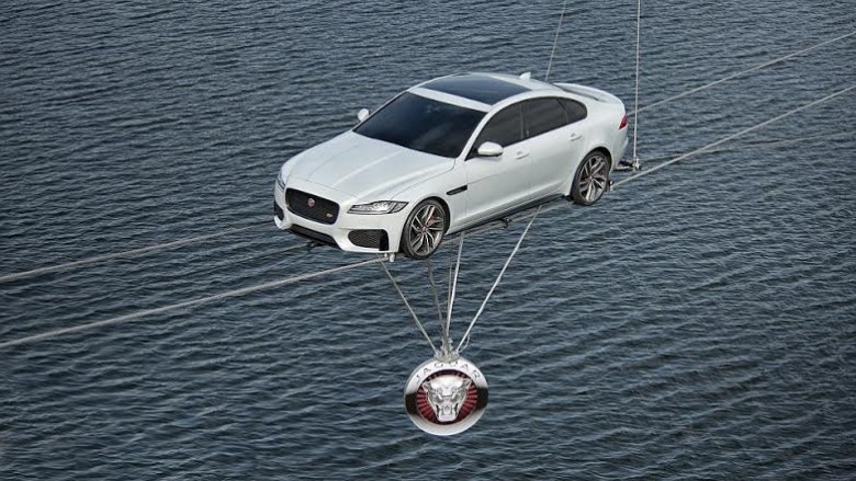 Jaguar lanson modelin e ri XF duke e vozitur në kabllo çeliku mbi lumë (Video)