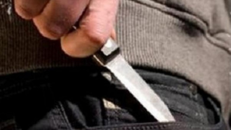 Dy të mitur theren me thikë në Prishtinë