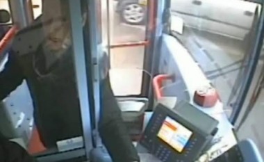 Për një biletë, për pak sa nuk shkaktoi aksident me autobus (Video)