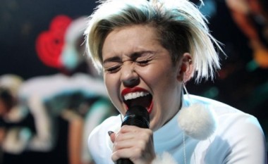 Miley shpjegon arsyen e mungesës në “Teen Choice Awards”