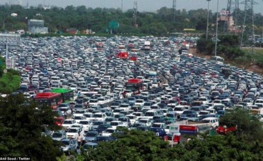 Kësi tollovie në trafik, kurrë nuk keni parë (Foto/Video)