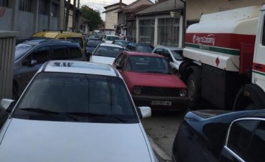 Trafik i mbingarkuar edhe në rrugët dytësore në Pejë, ku nuk mungojnë as përplasjet e lehta