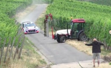 Dramatike: Traktori për pak sa nuk përplas veturën që ishte në garë automobilistike (Video)