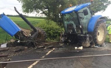 Treni e ndau traktorin përgjysmë, shoferi shpëtoi me lëndime të lehta (Foto)