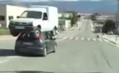 Transportim më të çuditshëm nuk keni parë: Vetura sipër veturës (Video)