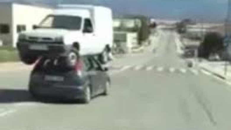 Transportim më të çuditshëm nuk keni parë: Vetura sipër veturës (Video)