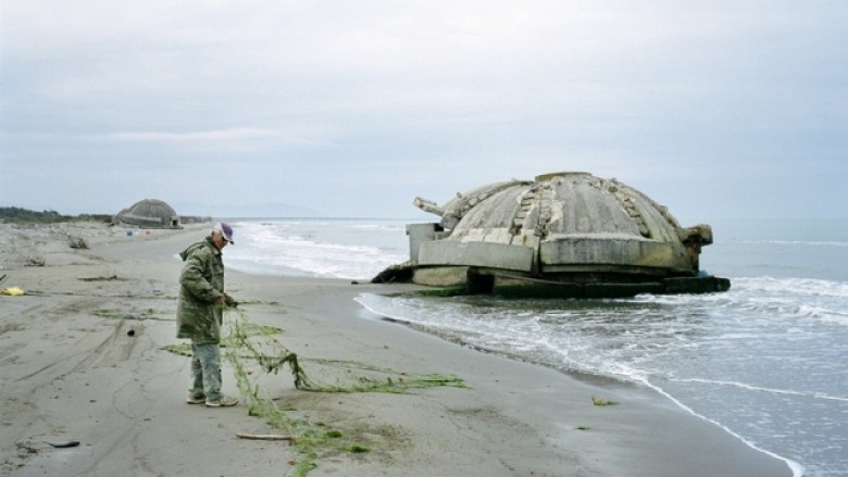Një fotograf dokumenton në një libër historinë e bunkerëve të Shqipërisë