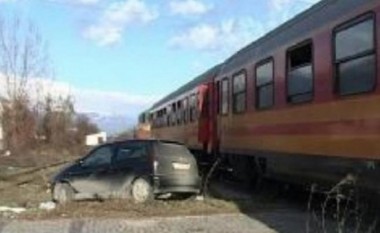 Treni godet një veturë në Pejë, lëndohet një person