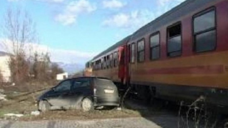 Treni godet një veturë në Pejë, lëndohet një person