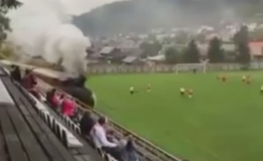 Treni kalon “nëpërmes” stadiumit të futbollit (Video)