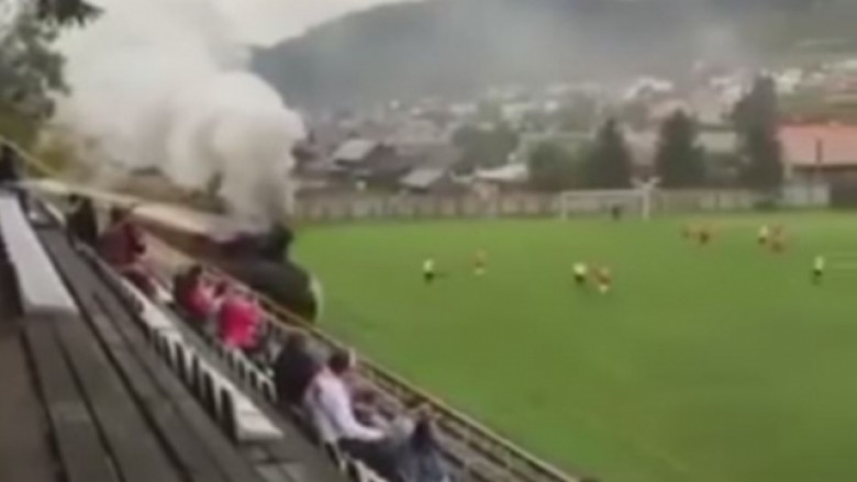 Treni kalon “nëpërmes” stadiumit të futbollit (Video)