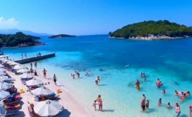 Travel Awaits: Shqipëria destinacion i mahnitshëm turistik që duhet vizituar në 2019 (Video)