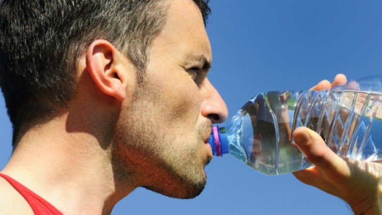 Uji në shishet plastike rrezikon shëndetin