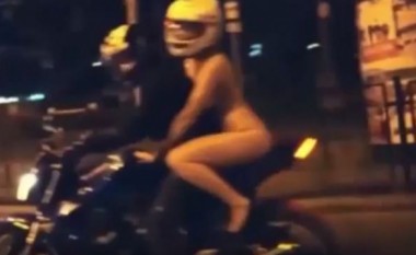 Vajza nudo bën xhiro me motor nëpër qytet (Video)