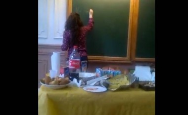 Vajza shqiptare ua mëson shqipen të huajve, në Bruksel! (Video)