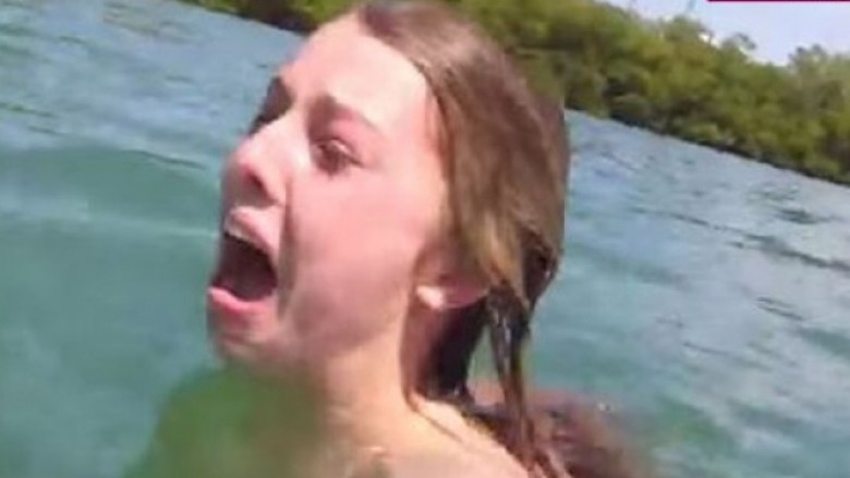 Vajza tmerrohet kur një krijesë misterioze noton pranë saj (Video)