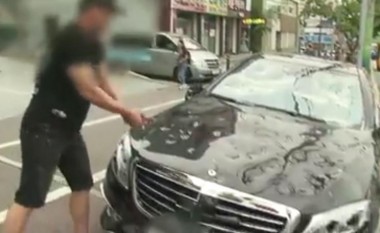 Çfarë ka ky njeri që e shkatërron Mercedesin luksoz? (Video)