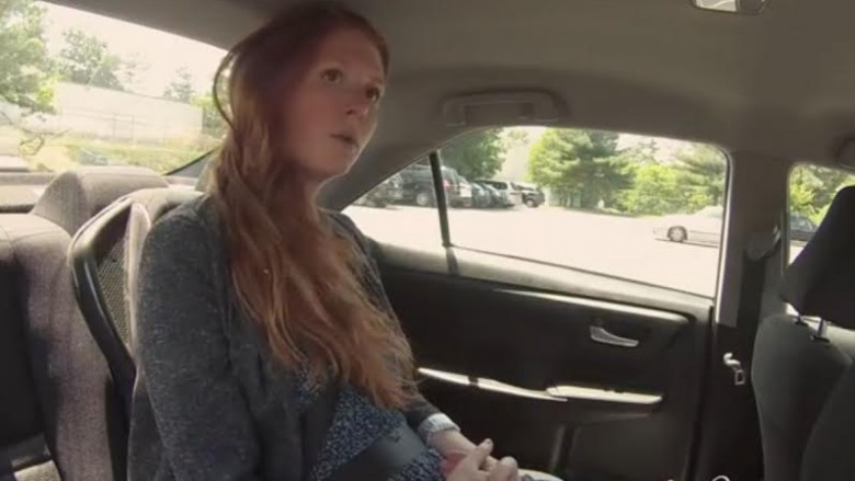 Eksperiment për të mbrojtur fëmijët: Ja si reagojnë të rriturit e mbyllur në veturën e nxehtë (Video)
