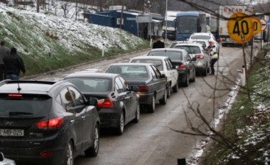 Kolona dhe pritje deri në 40 minuta te Dheu i Bardhë