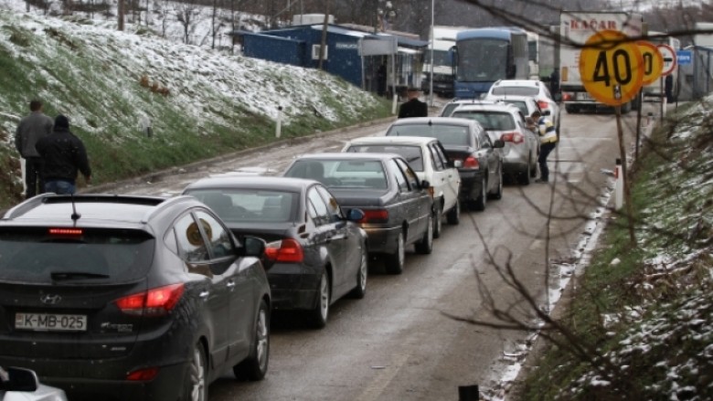 Kolona dhe pritje deri në 40 minuta te Dheu i Bardhë