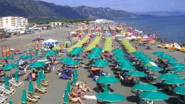 Një pushues nga Kosova mbytet në plazhin e Velipojës