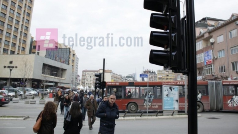 Për tre muaj Policia në Prishtinë konfiskoi rreth 200 patentë shofer për mosrespektim të dritës së kuqe në semaforë