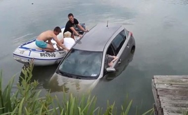 Shpëtohen dy të moshuar, nga vetura që fundosej në liqe (Video)