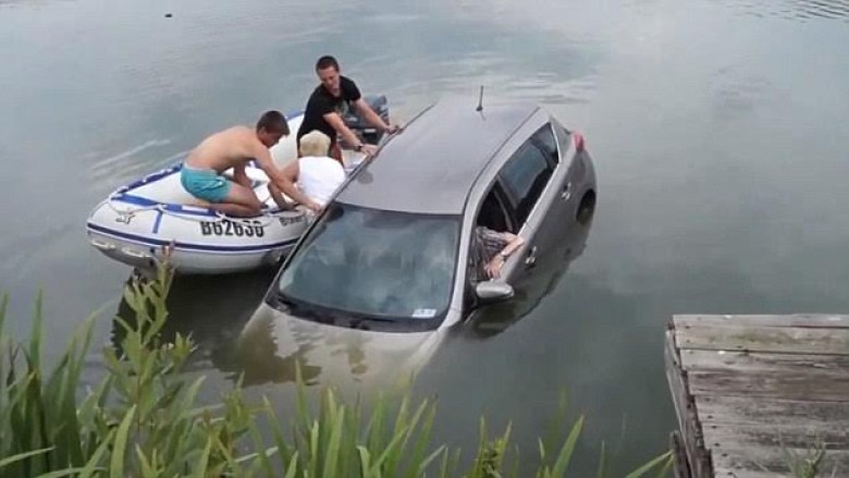 Shpëtohen dy të moshuar, nga vetura që fundosej në liqe (Video)