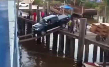 A e keni ditur se uji i nxehtë e kthen veturën e shtypur në gjendjen e mëparshme? (Video)