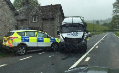 Policia britanike e hutuar: Përplasen dy vetura policie, pa qenë askush tjetër në ato çaste në rrugë!