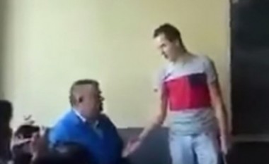 Videoja që ka ngritur në këmbë Ballkanin: Nxënësi maltreton profesorin! (Video)