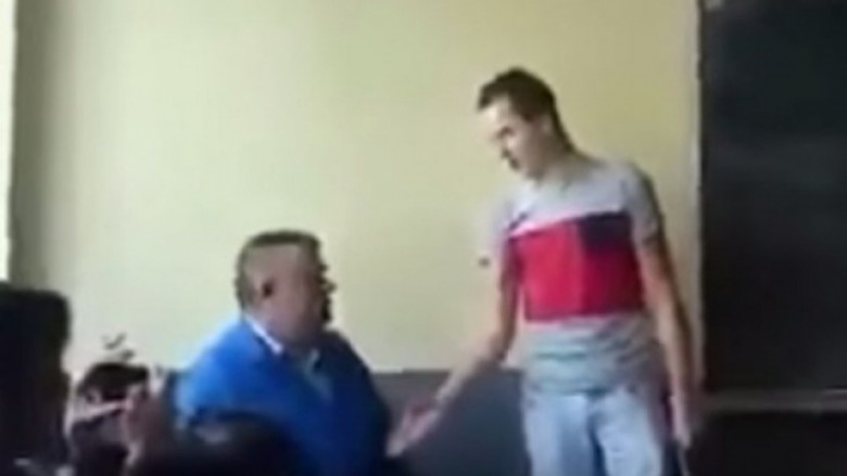 Videoja që ka ngritur në këmbë Ballkanin: Nxënësi maltreton profesorin! (Video)