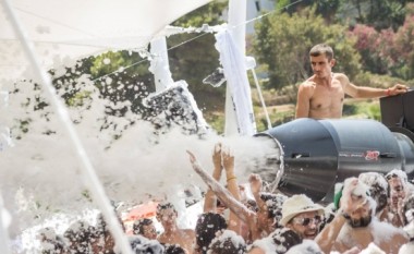 Vijojnë festat e çmendura, ja çfarë bëhet në Sarandë (Foto)