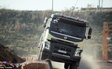 Kamioni i ri nga Volvo, testohet në terren të vështirë nga një katërvjeçare (Video)