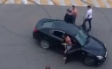 Vozitës i çmendur bllokon rrugën: Qytetarët e shpërblejnë me grushte (Video)