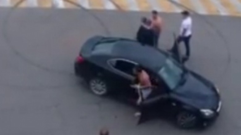 Vozitës i çmendur bllokon rrugën: Qytetarët e shpërblejnë me grushte (Video)