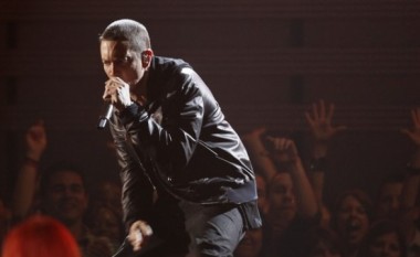 Rrënqethëse – Eminem i kthehet skenës, befason në koncertin e Drake (Video)