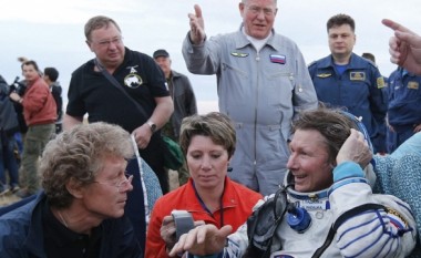 Zbret në Tokë, astronauti që qëndroi më së gjati ndonjëherë në hapësirë