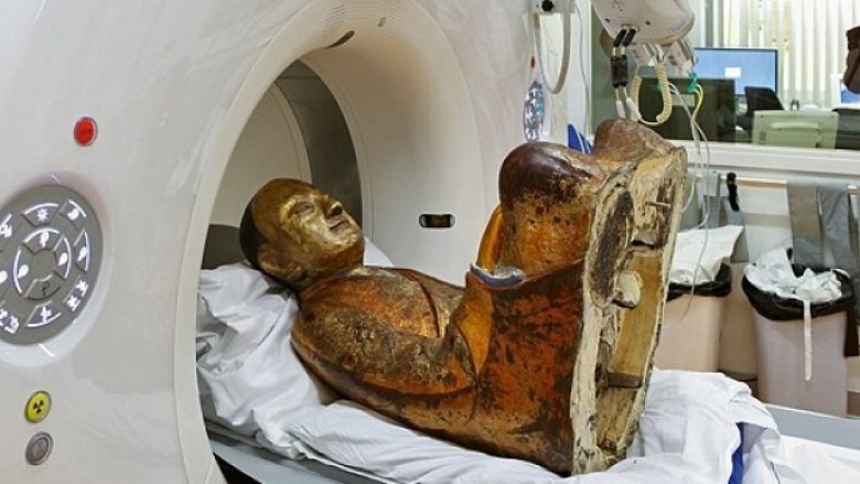 Zbulim shokues: Statuja fshihte një trup të balsamosur