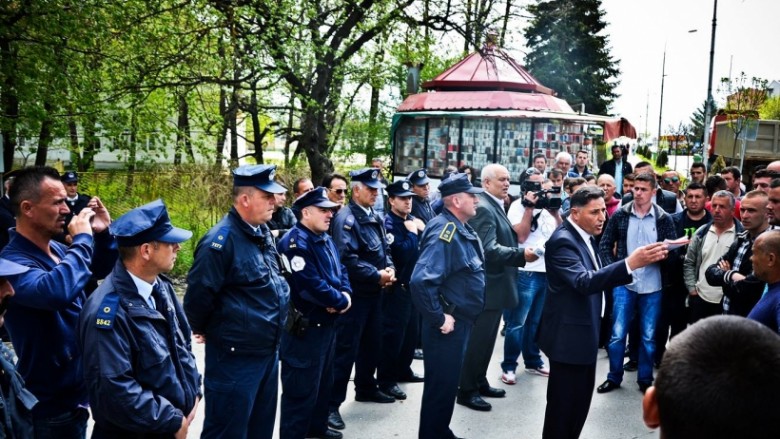 Eksploatuesit e zhavorrit protestojnë para Komunës së Kamenicës