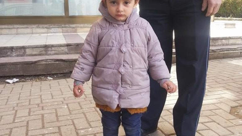 Fëmija i humbur në Prishtinë i dorëzohet nënës së saj