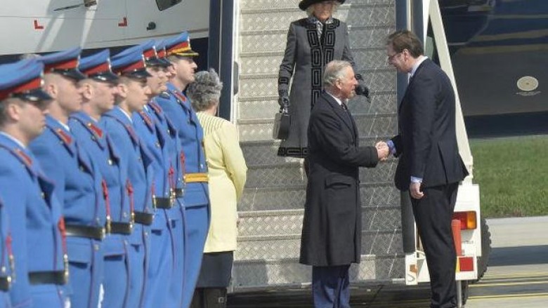 Princi Charles mbërrin në Serbi, pritet nga kryeministri Vuçiq