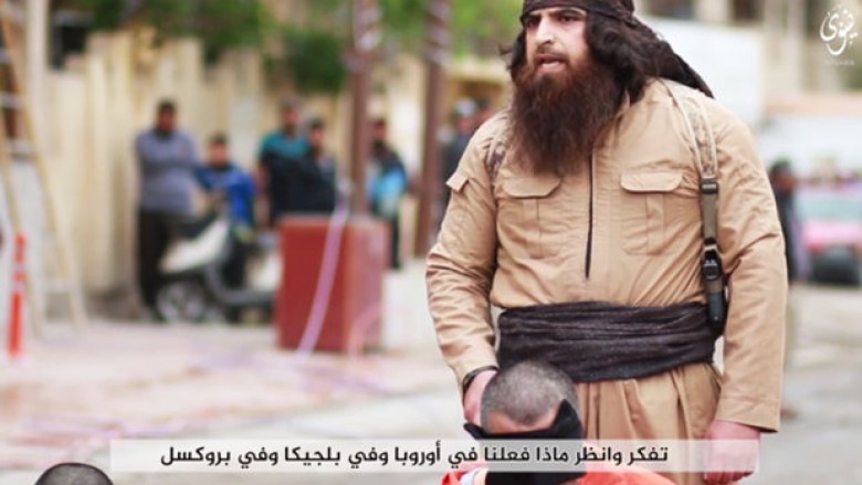 Gjakatari i ISIS-it ekzekuton tre ushtarë kurdë në një rrugë të mbushur me njerëz (Foto/Video,+18)